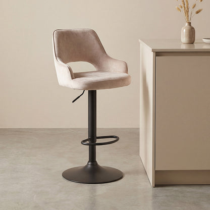 Barkruk Fer naturel velvet, schuin vooraanzicht in een interieur