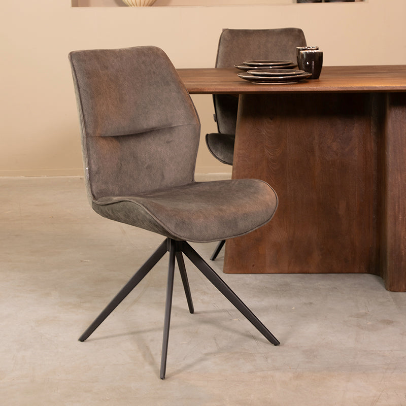 Eetkamerstoel Comfy grijs microvezel, schuin vooraanzicht in een interieur