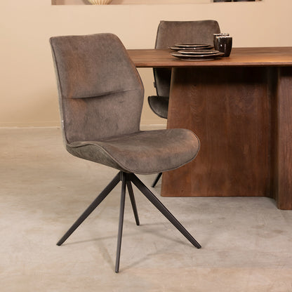 Eetkamerstoel Comfy grijs microvezel, schuin vooraanzicht in een interieur