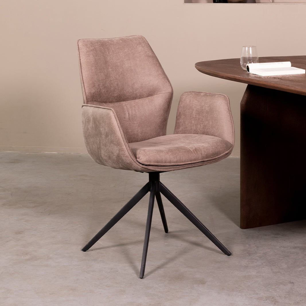 Eetkamerstoel Mellow taupe microvezel, schuin vooraanzicht in een interieur