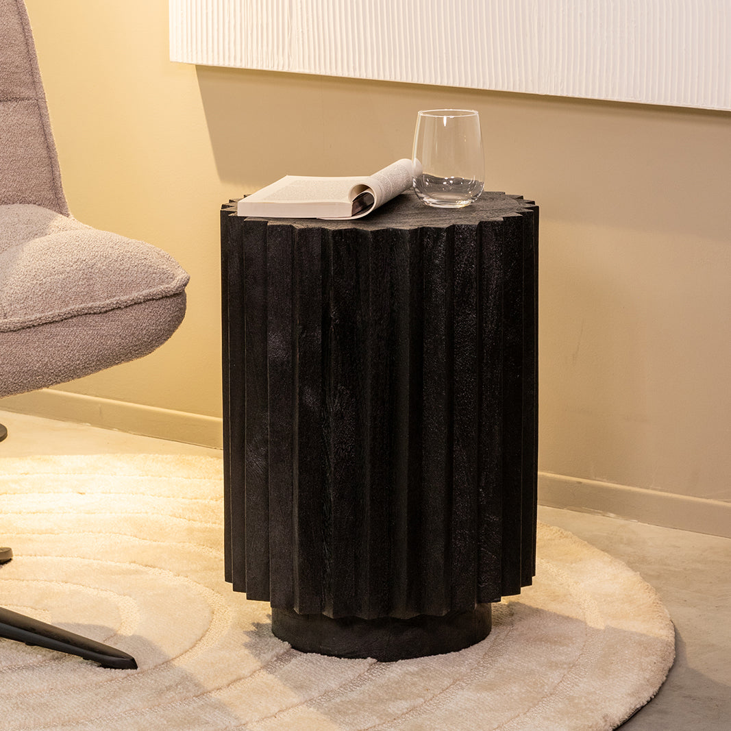 Bijzettafel Novan zwart mangohout, vooraanzicht in een interieur