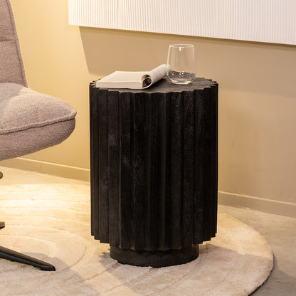 Bijzettafel Novan zwart mangohout, vooraanzicht in een interieur