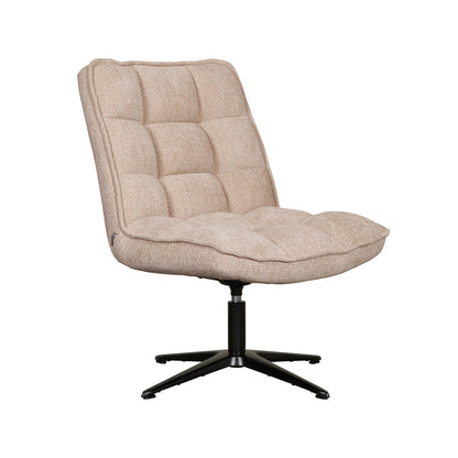 Fauteuil Vince beige stof, schuin vooraanzicht op witte achtergrond