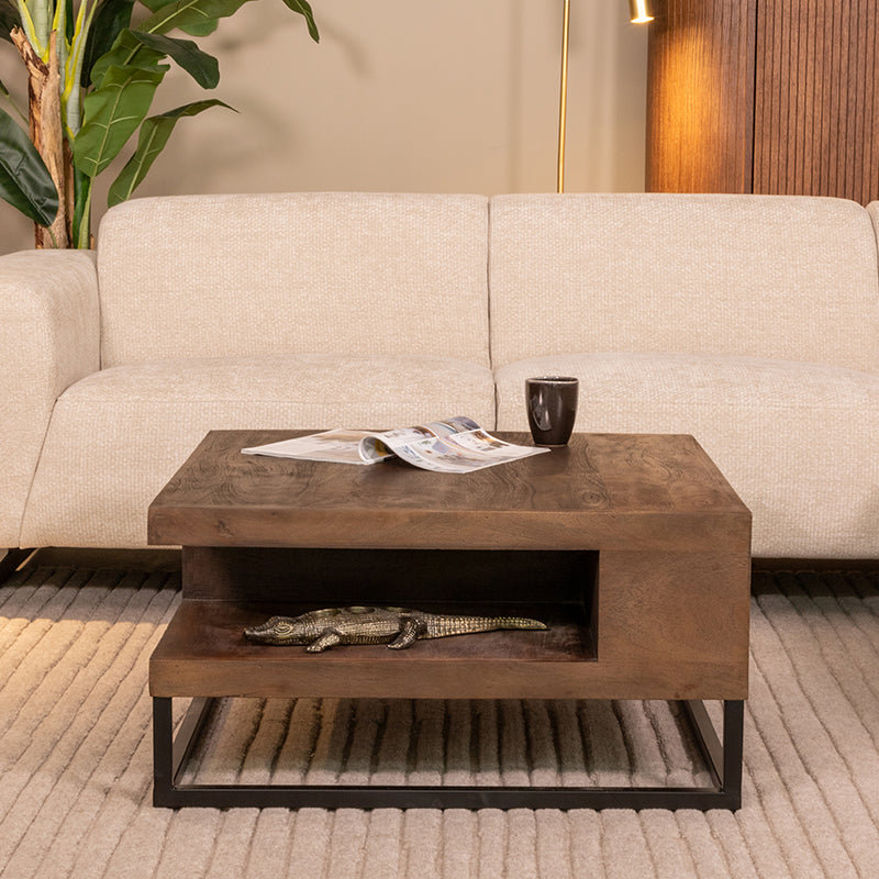 Salontafel Cube bruin mangohout, vooraanzicht in een interieur