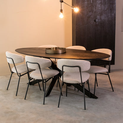 Eettafel James zwart mangohout, schuin vooraanzicht in een interieur