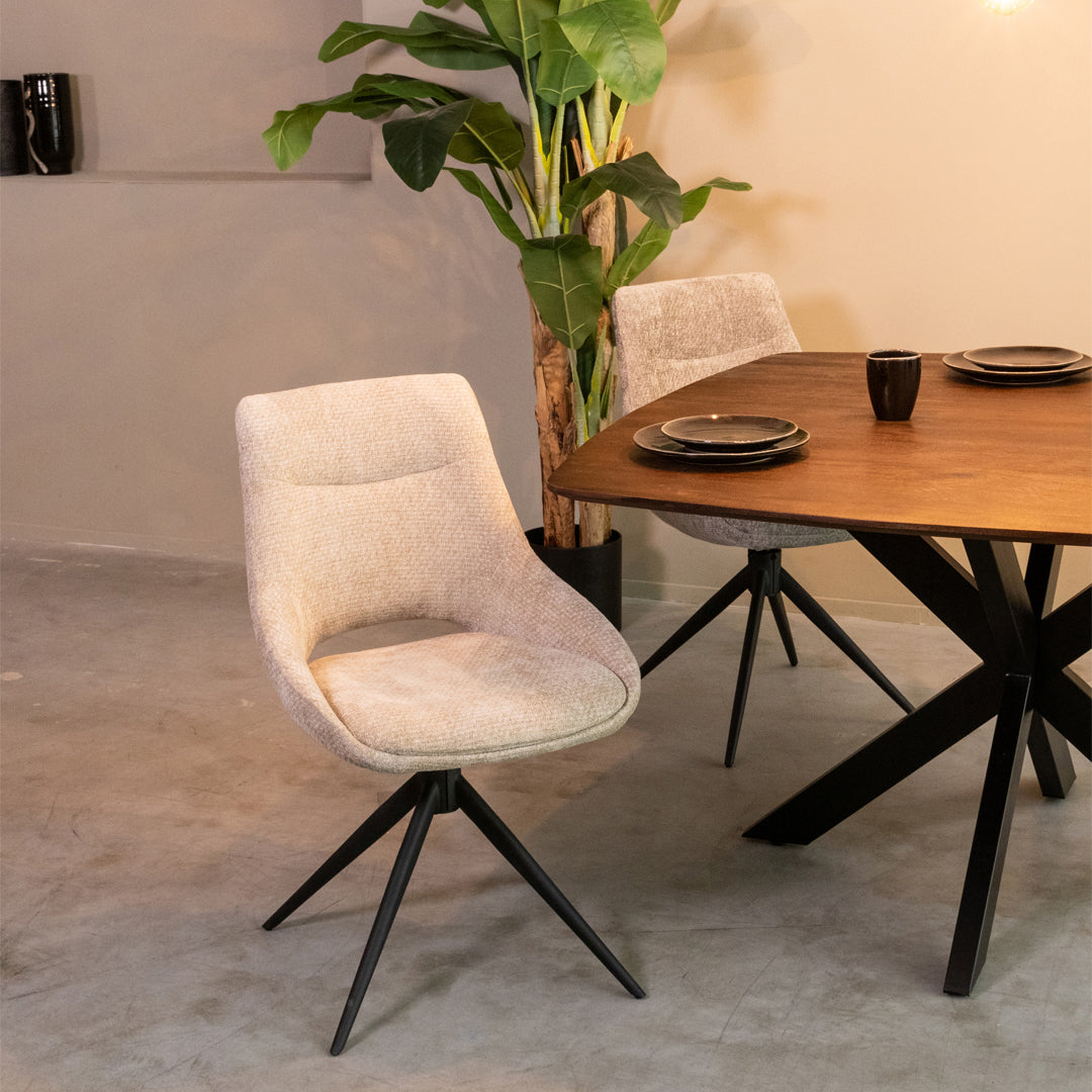 Eetkamerstoel Marlow beige stof, schuin vooraanzicht in een interieur