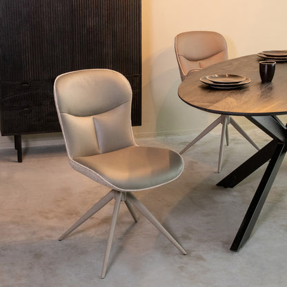 Eetkamerstoel Thorben groen microvezel, schuin vooraanzicht in een interieur