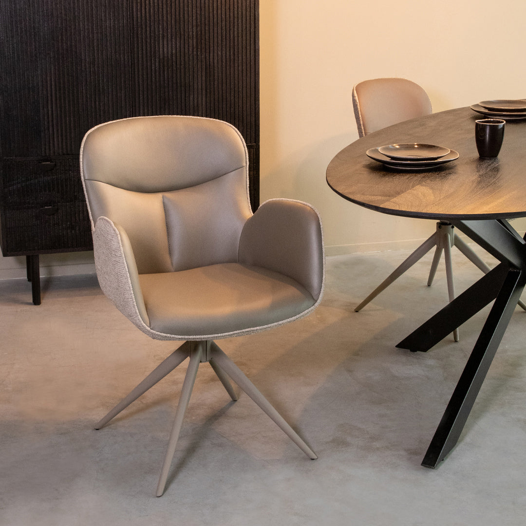 Eetkamerstoel Lasse groen microvezel taupe metaal, schuin vooraanzicht in een interieur