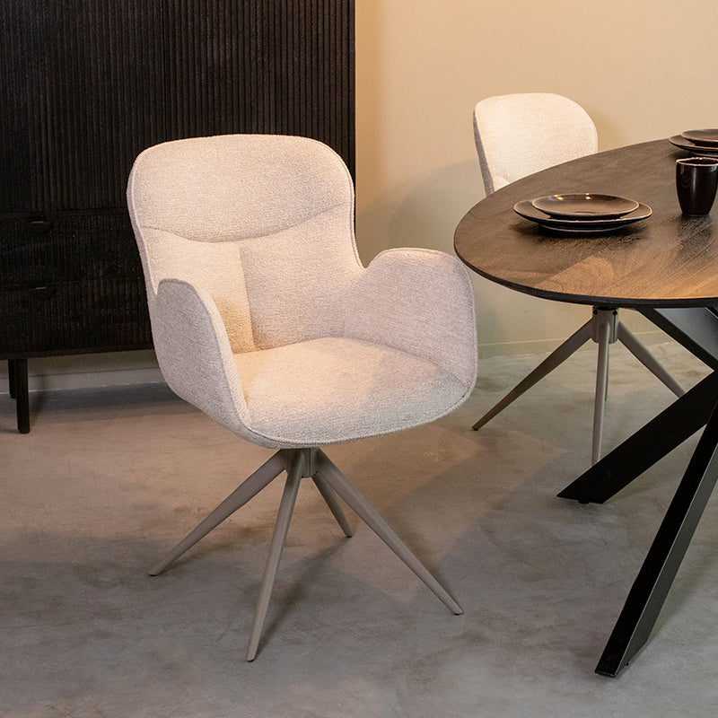 Eetkamerstoel Lasse naturel stof taupe metaal, schuin vooraanzicht in een interieur