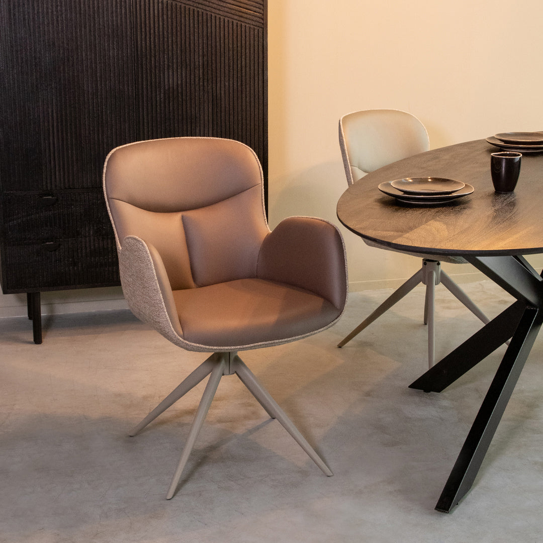 Eetkamerstoel Lasse bruin microvezel taupe metaal, schuin vooraanzicht in een interieur