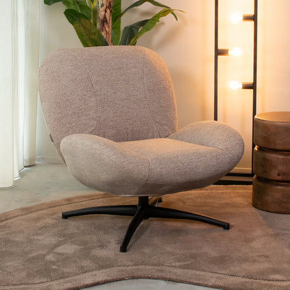Fauteuil Clayton taupe stof, schuin vooraanzicht in een interieur
