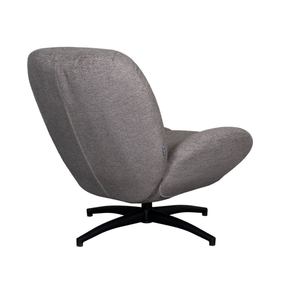 Fauteuil Clayton taupe stof, schuin achteraanzicht op witte achtergrond