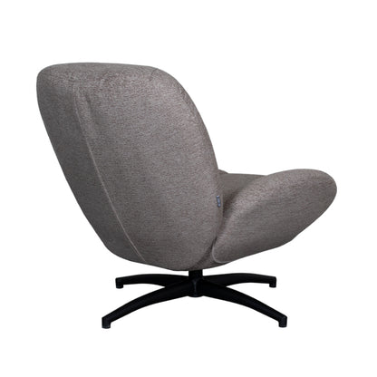 Fauteuil Clayton taupe stof, schuin achteraanzicht op witte achtergrond