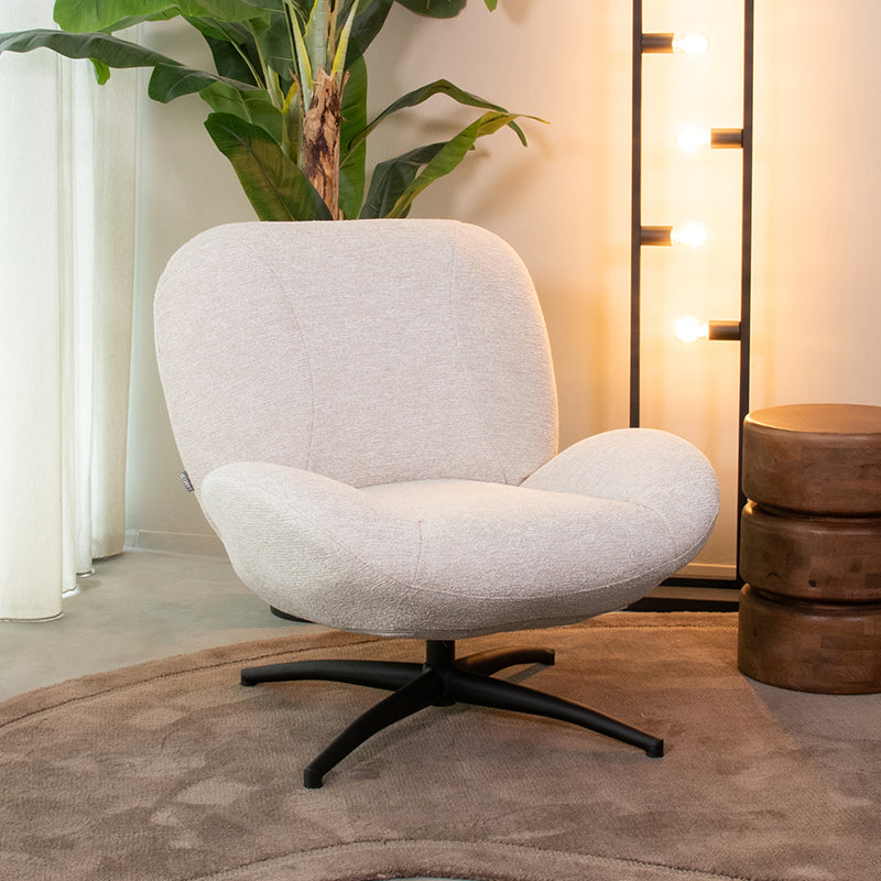 Fauteuil Clayton naturel stof, schuin vooraanzicht in een interieur