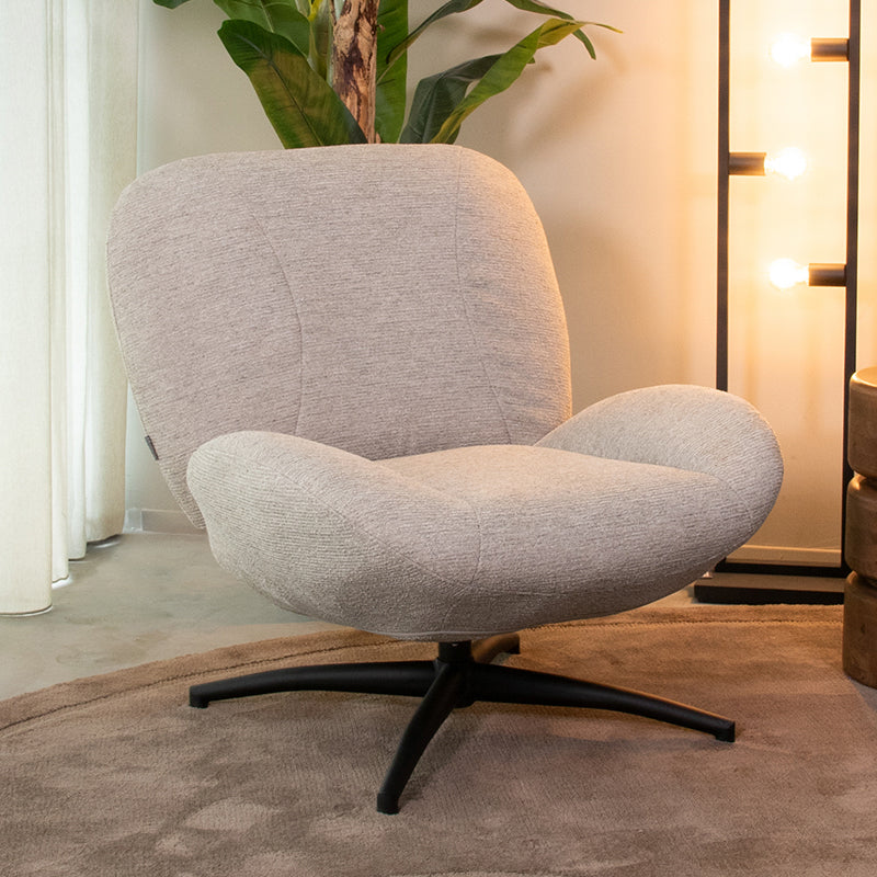 Fauteuil Clayton beige stof, schuin vooraanzicht in een interieur