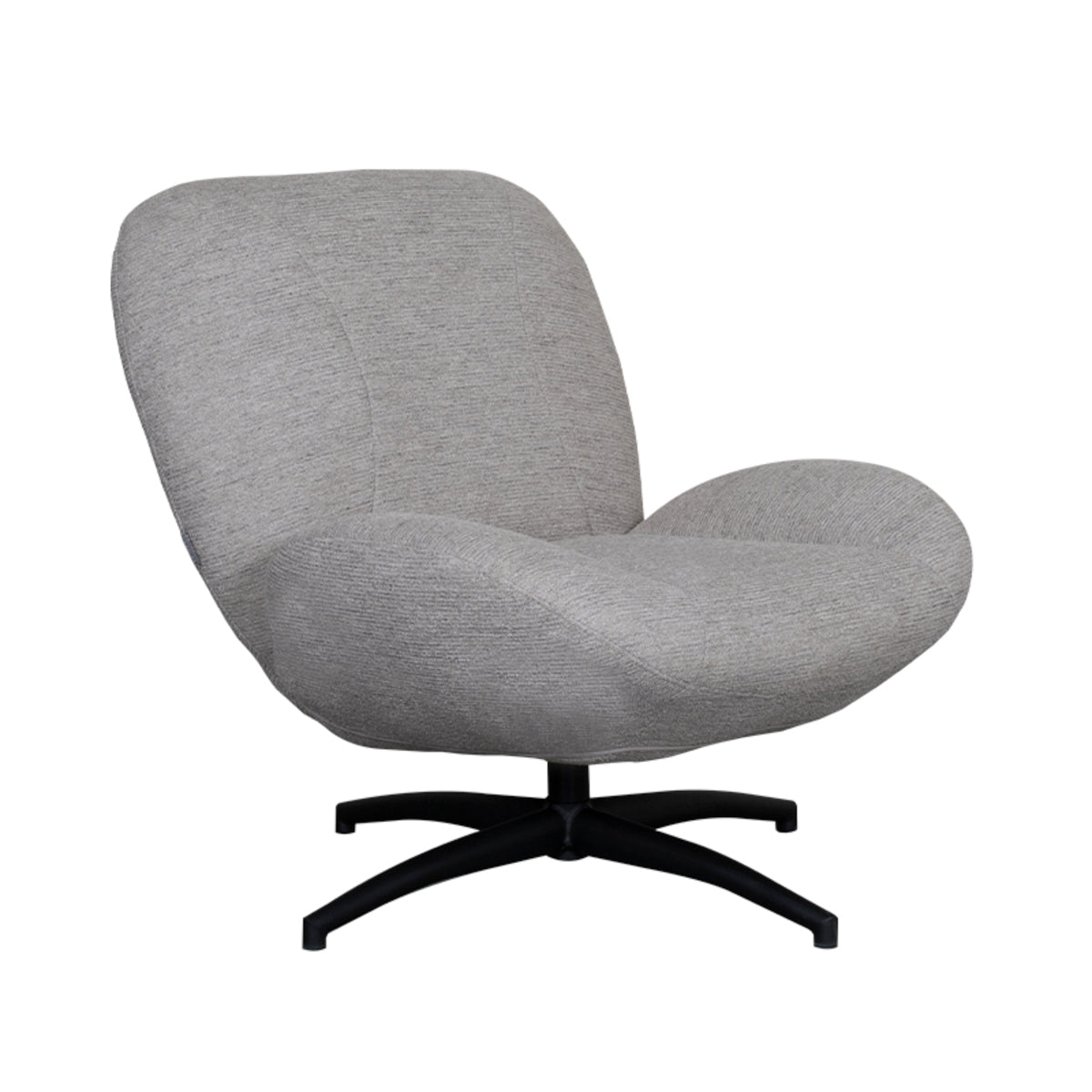 Fauteuil Clayton beige stof, schuin vooraanzicht op witte achtergrond