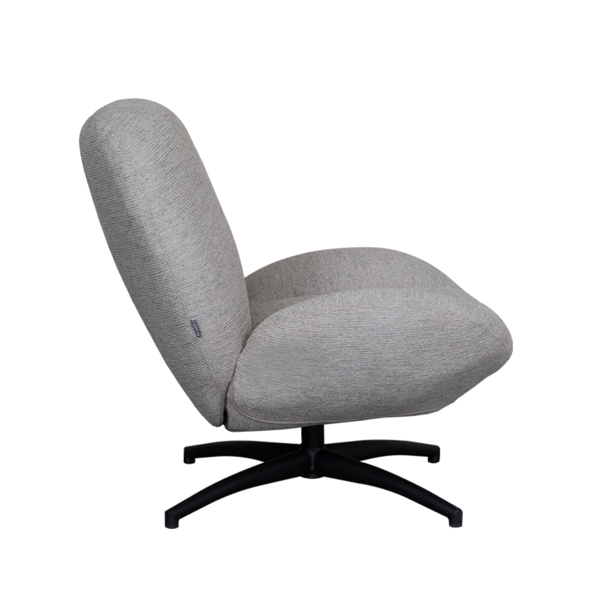 Fauteuil Clayton beige stof, zijaanzicht op witte achtergrond