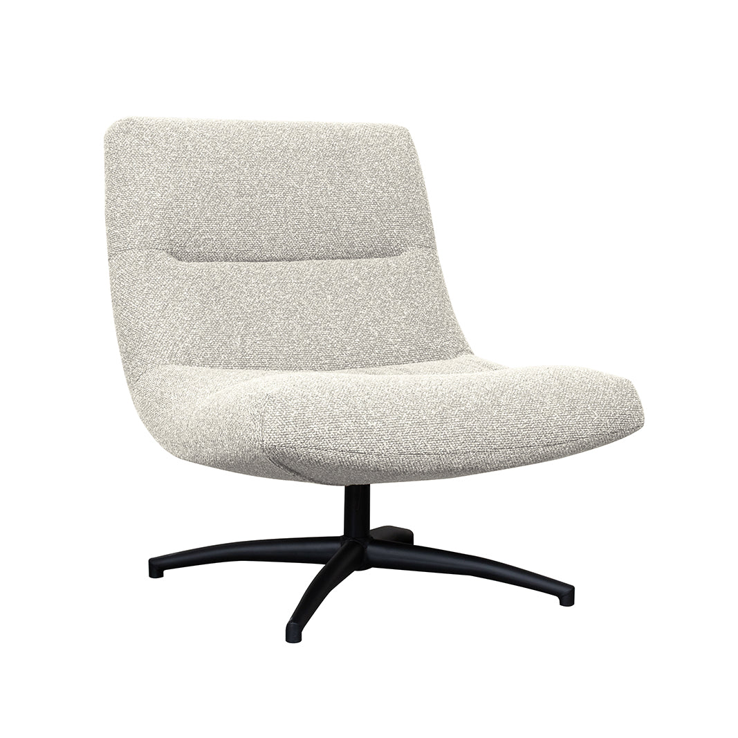 Fauteuil Calix naturel bouclé, schuin vooraanzicht op witte achtergrond