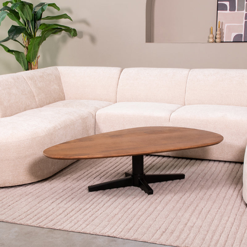 Salontafel Rosie naturel mangohout, vooraanzicht in een interieur