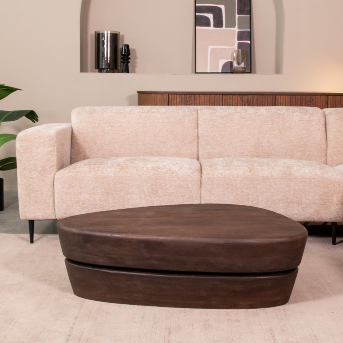 Salontafel Javi bruin mangohout, vooraanzicht in een interieur
