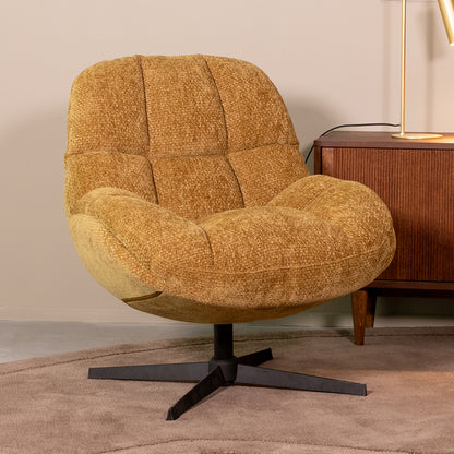 Fauteuil Huxley geel stof, schuin vooraanzicht in een interieur