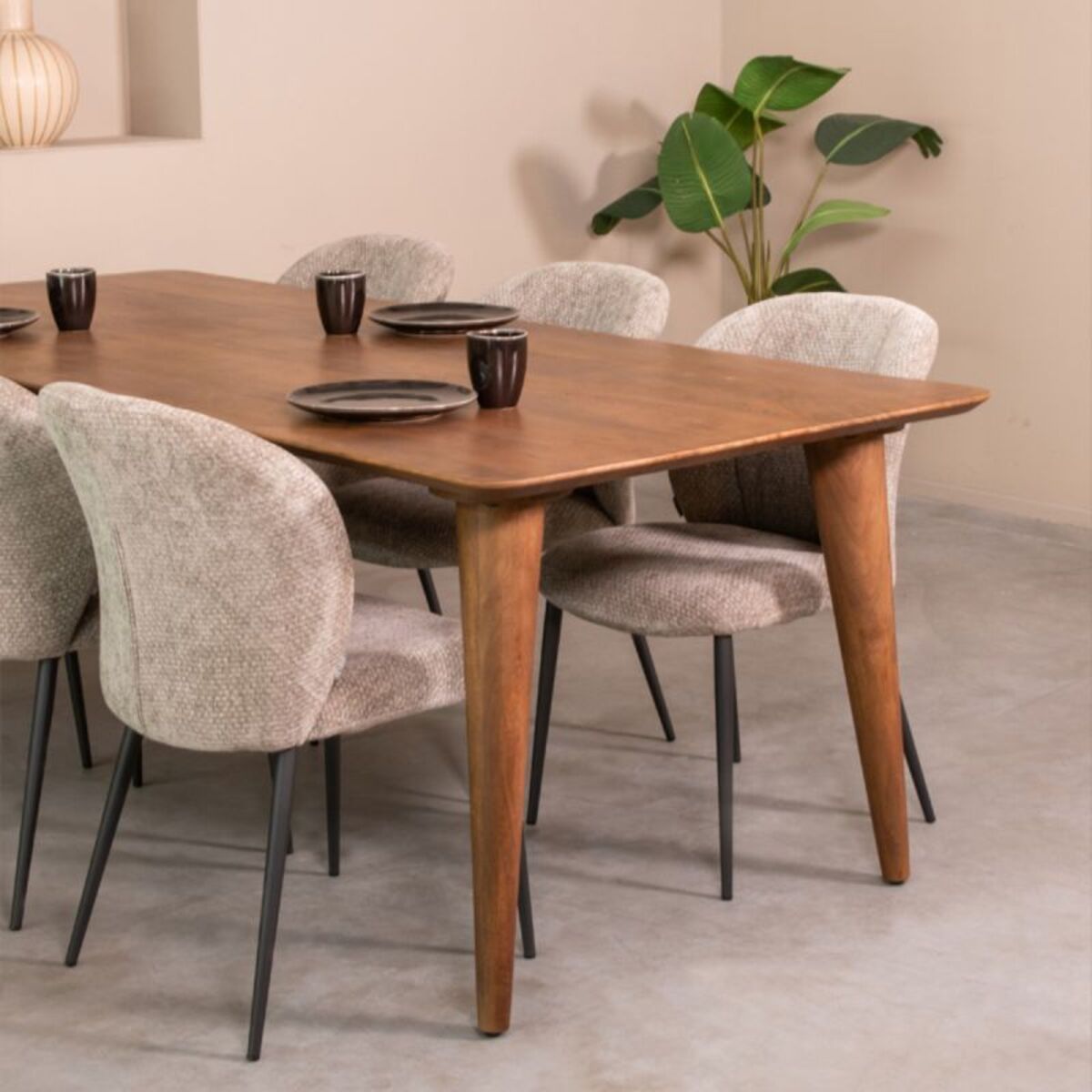 Eettafel Fly naturel mangohout, schuin vooraanzicht in een interieur