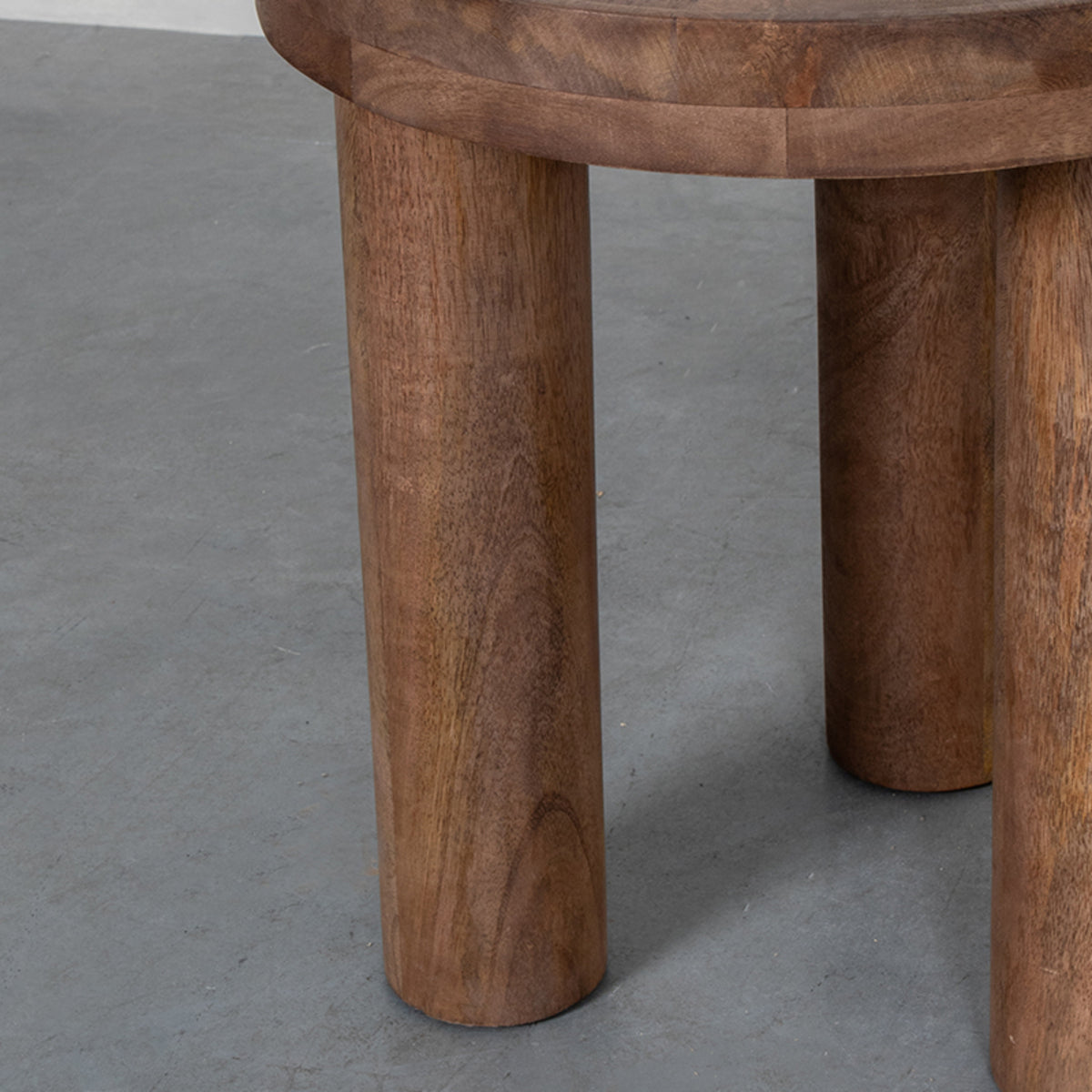Bijzettafel Elly naturel mangohout, detail van het materiaal