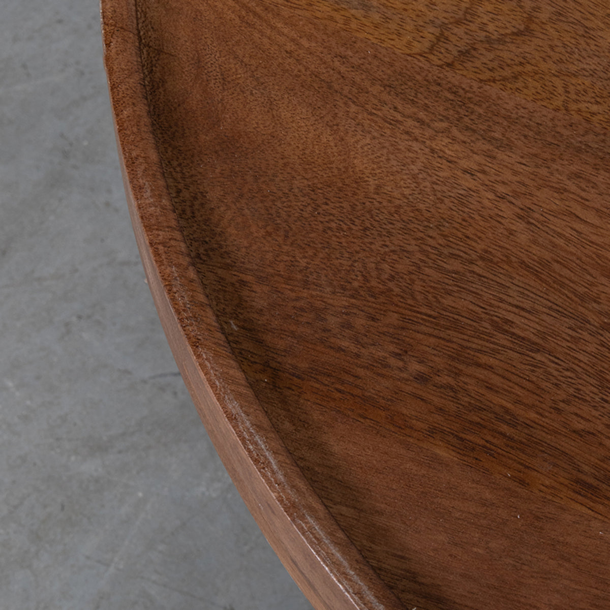 Bijzettafel Elly naturel mangohout, detail van het materiaal