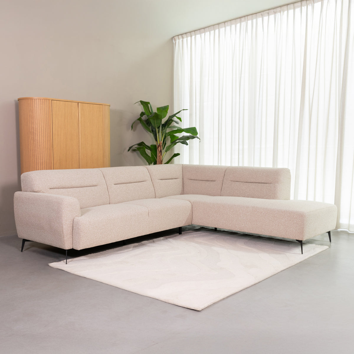 Hoekbank Bolzano naturel bouclé, schuin vooraanzicht in een interieur
