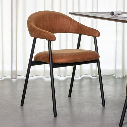 Eetkamerstoel Amaze bruin microvezel, schuin vooraanzicht in een interieur