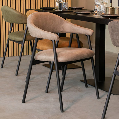 Eetkamerstoel Amaze taupe microvezel in een interieur
