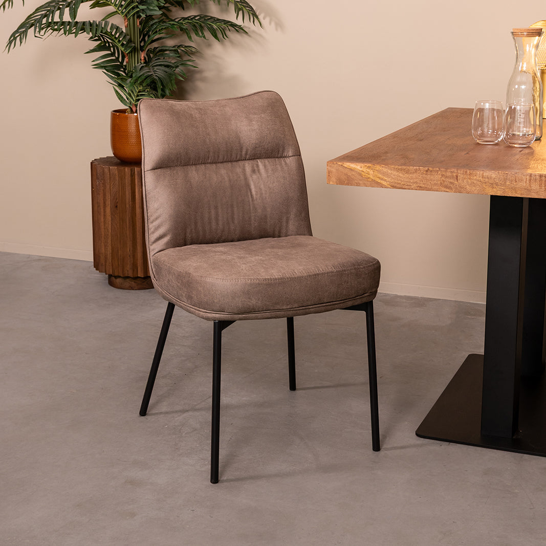 Eetkamerstoel Lennon taupe micro suede, schuin vooraanzicht in een interieur