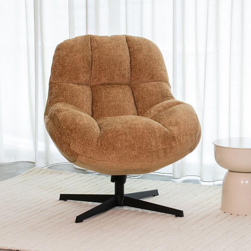 Fauteuil Huxley bruin stof, vooraanzicht in een interieur