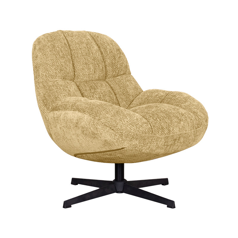 Fauteuil Huxley brass stof, schuin vooraanzicht op witte achtergrond