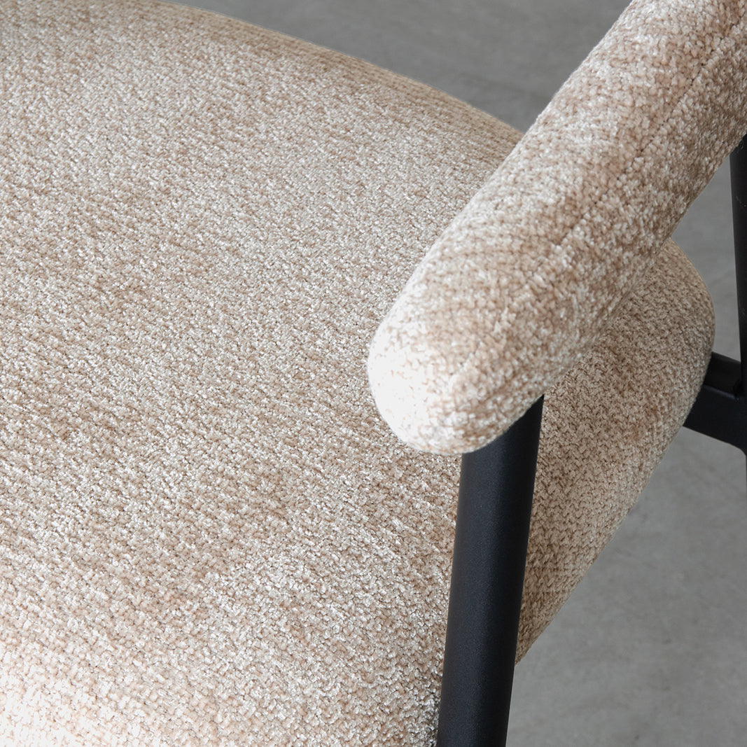 Eetkamerstoel Amaze beige stof, detail van het materiaal