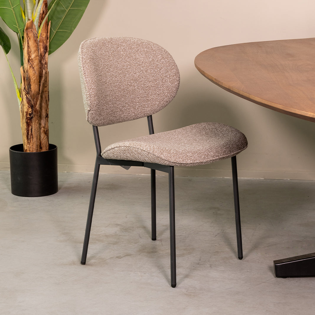Eetkamerstoel Senn beige bouclé, schuin vooraanzicht in een interieur