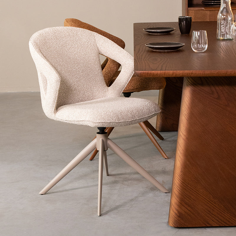 Eetkamerstoel Zurich naturel bouclé, schuin vooraanzicht in een interieur