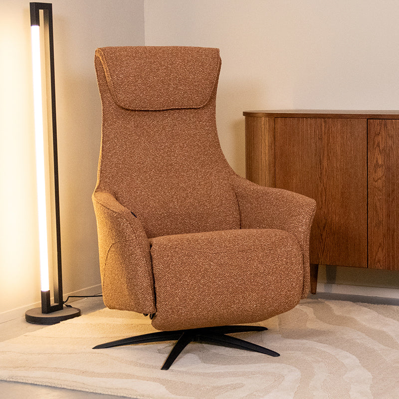 Relaxfauteuil Lund rood bouclé, schuin vooraanzicht in een interieur