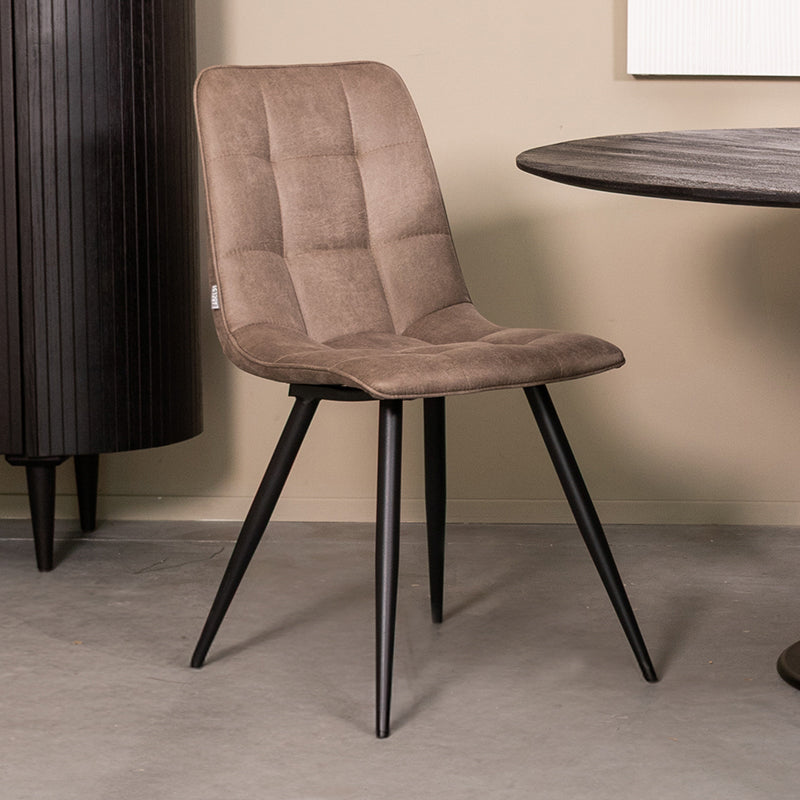 Eetkamerstoel Bistro taupe micro suede, schuin vooraanzicht in een interieur
