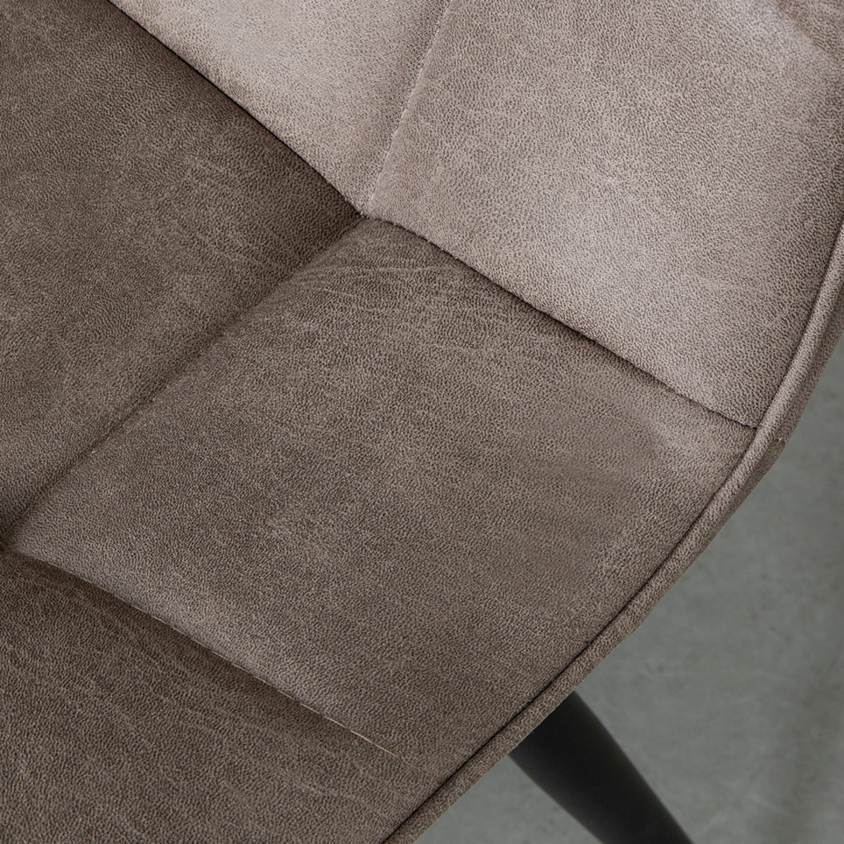 Eetkamerstoel Bistro taupe micro suede, detail van het materiaal