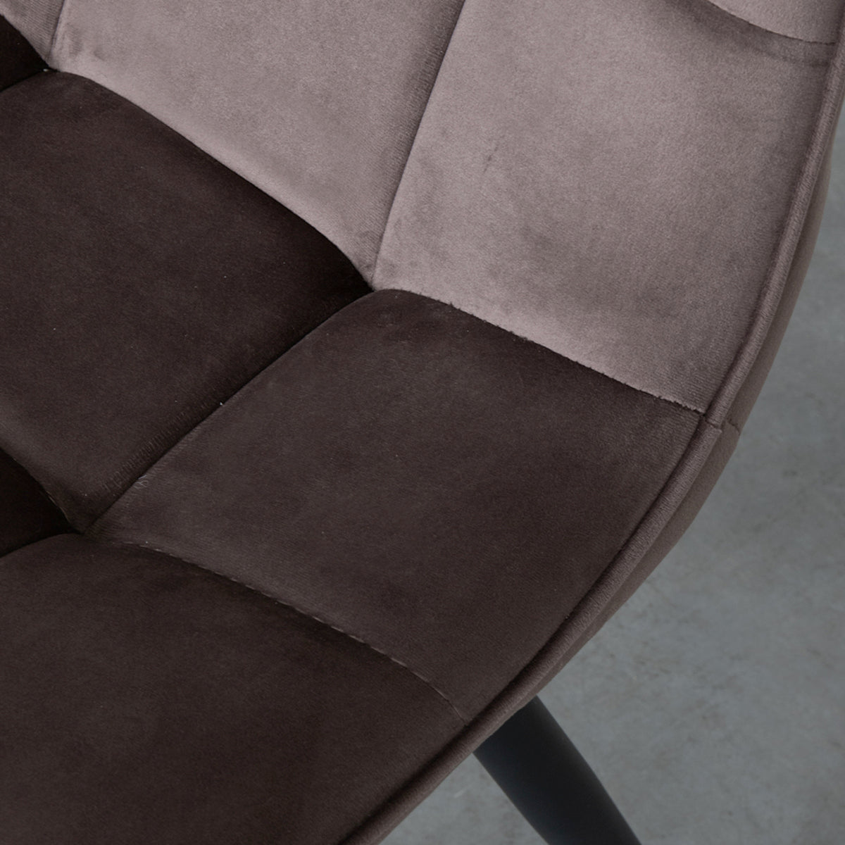 Eetkamerstoel Bistro taupe fluweel, detail van het materiaal
