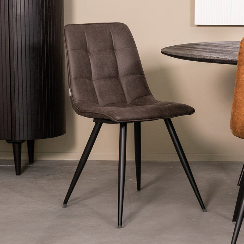 Eetkamerstoel Bistro donkergrijs micro suede, schuin vooraanzicht in een interieur