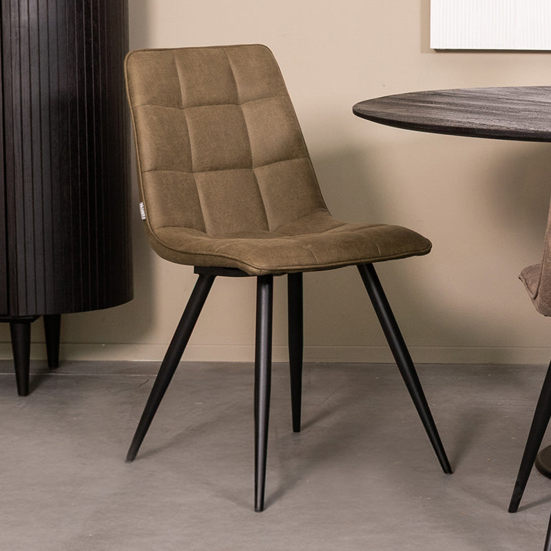 Eetkamerstoel Bistro groen micro suede, schuin vooraanzicht in een interieur