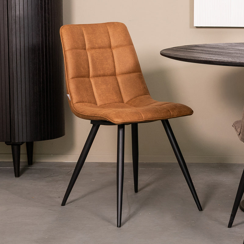 Eetkamerstoel Bistro bruin micro suede, schuin vooraanzicht in een interieur