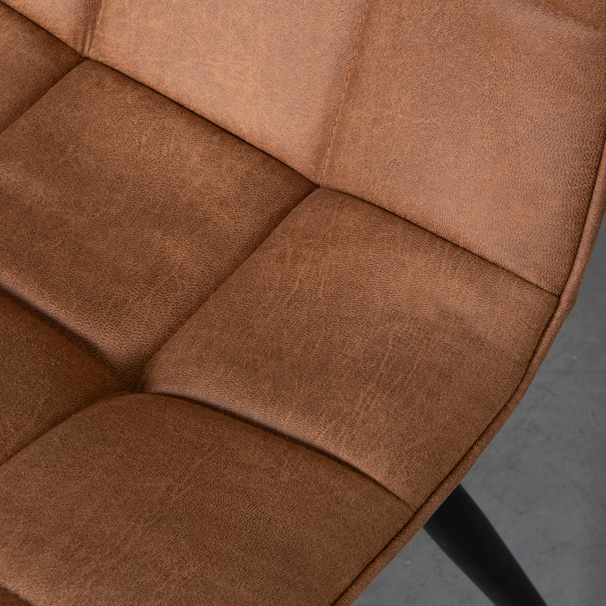Eetkamerstoel Bistro bruin micro suede, detail van het materiaal
