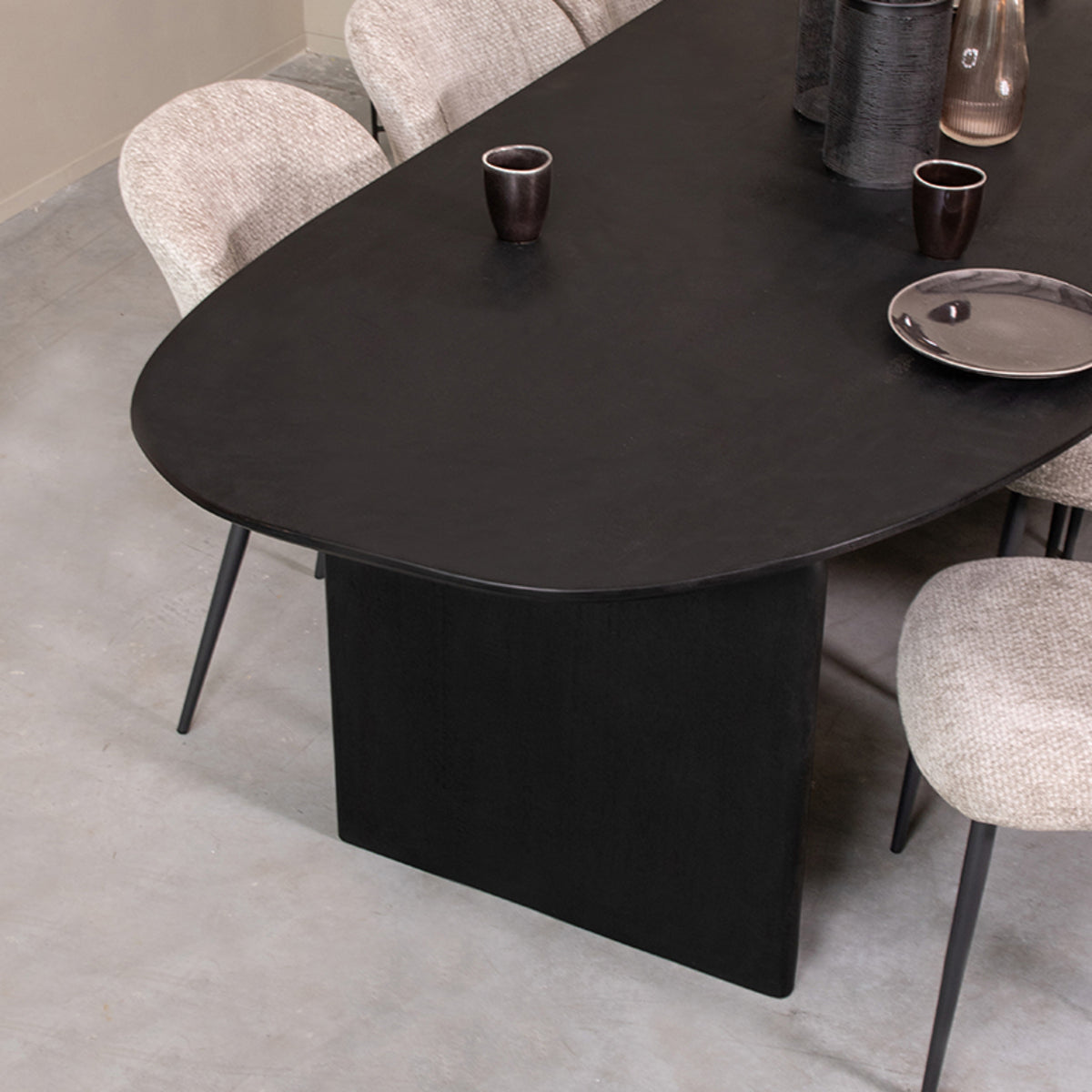 Eettafel Cooper | Zwart Mangohout — Vooraanzicht - sfeer