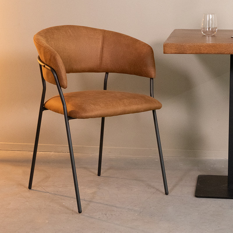 Eetkamerstoel Luuk bruin microvezel, schuin vooraanzicht in een interieur