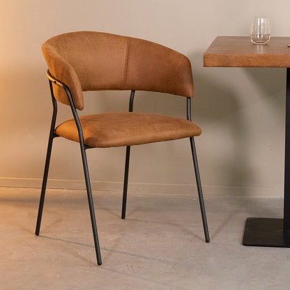 Eetkamerstoel Luuk bruin microvezel, schuin vooraanzicht in een interieur