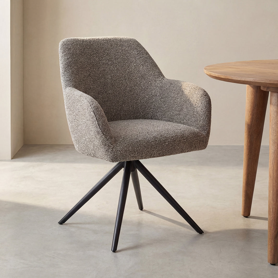 Eetkamerstoel Sayuri beige stof, schuin vooraanzicht in een interieur