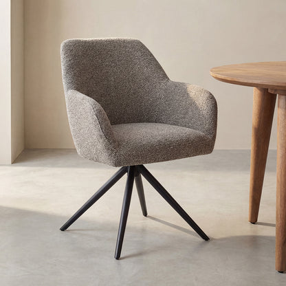 Eetkamerstoel Sayuri beige stof, schuin vooraanzicht in een interieur